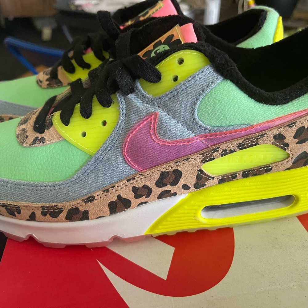 Selling air max 90 lx size 10 they run small